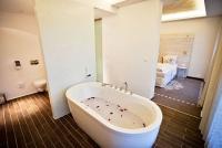 Elegáns és romantikus lakosztály a Hotel Bonvino Wellness Szállodában Badacsonytomajon Elegáns és romantikus lakosztály a Hotel Bonvino Wellness Szállodában Badacsonytomajon